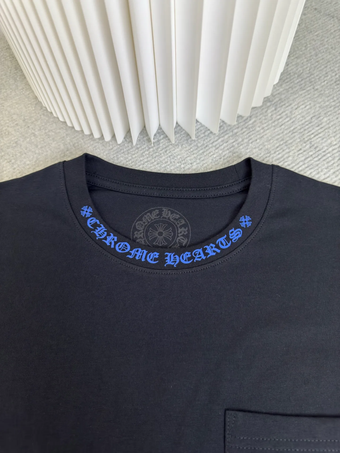P290 Chrome Heart 1988 limited long sleeves. The fabric is made of 26-woven 220g cotton. The printing uses a variety of printing techniques. Thermosetting ink printing. High-temperature foam printing. Size S M L